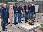 FOTOVIJEST — Izaslanstvo Matice hrvatske u Pazinu položilo cvijeće i zapalilo svijeće na grobu svećenika Bože Milanovića